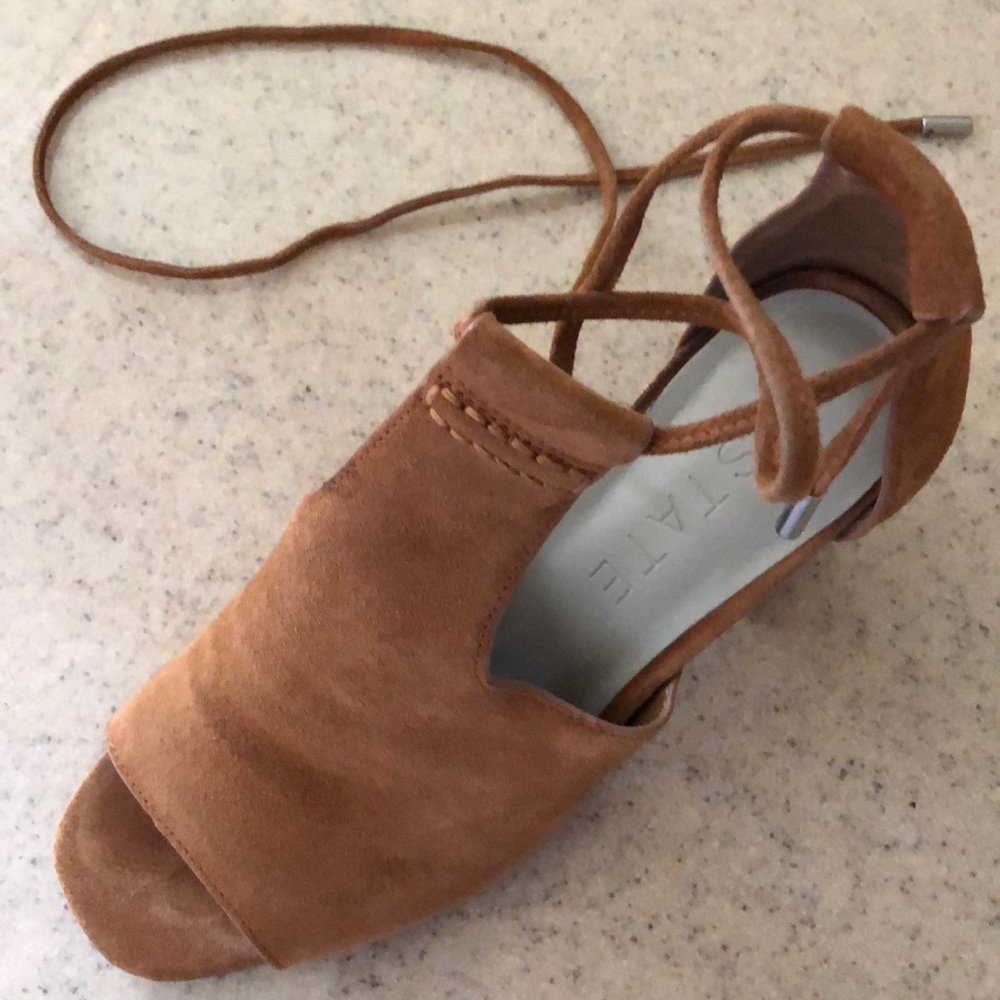 High-heeled shoes